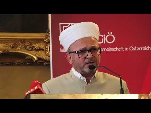 Hafiz Senad Podojak - ucenje Kur`ana pred Dzumu namaz u mesdzidu na Trgu Bosnjaka u Welsu