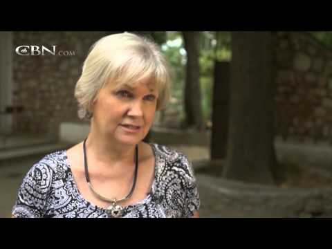 700 Club Interactive: Strong and Kind – November 19, 2015