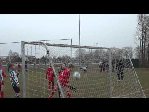 Owen Hol (Tricht E1) scoort de 1-0 tegen Peursum E1 (6 april 2013)