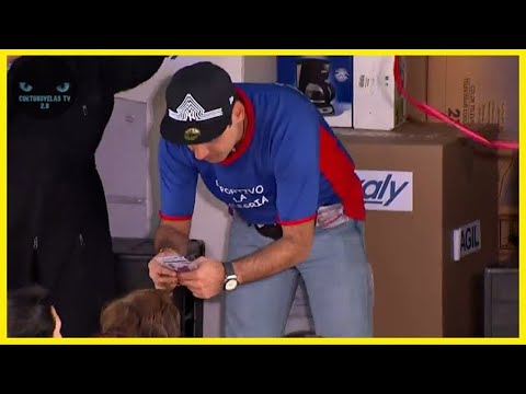 121 VECINOS   Oscar es generoso con la gente de su barrio y les compra regalos