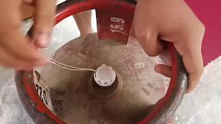 How to open a gas cylinder cap (hindi) part - 1