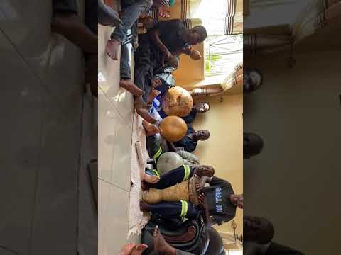 why vanhu vachinyanya kuda this song??