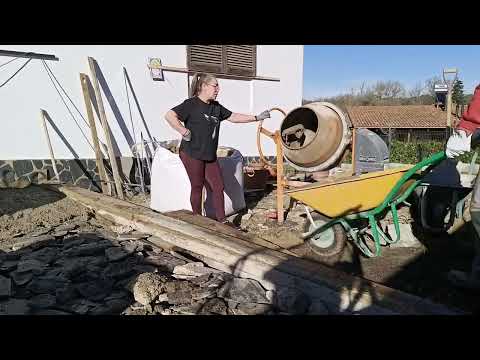 Terminando la zona del patio echando hormigón 