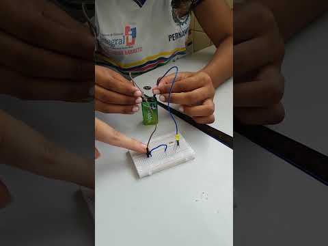 ✨ Aprenda a montar um circuito elétrico simples e ilumine seu LED com protoboard! ??