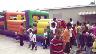 preview picture of video 'Juegos inflables en Republica Dominicana - Carrera de Obstaculos'