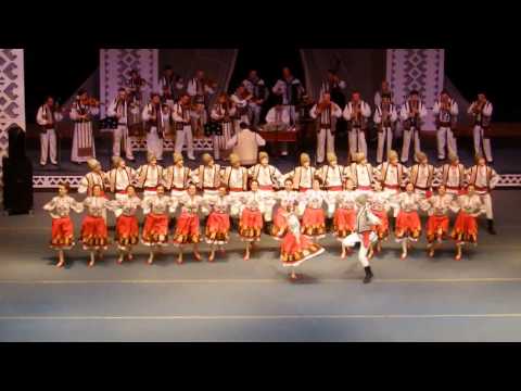Romanian traditional dance (Hora din Moldova)-1