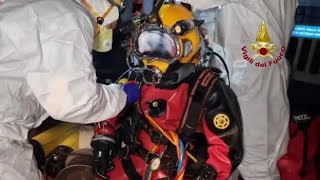 Prima immersione nella centrale di Bargi, sul lago di Suviana: Davide Basile entra in acqua