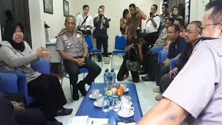 Kondisi Sakit, Tri Rismaharini Sempatkan Tinjau Jalan Raya Gubeng Surabaya yang Ambles