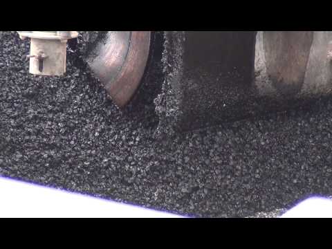 Budowa A4 Tarnów - Dębica, rozkładanie SMA na estakadzie.