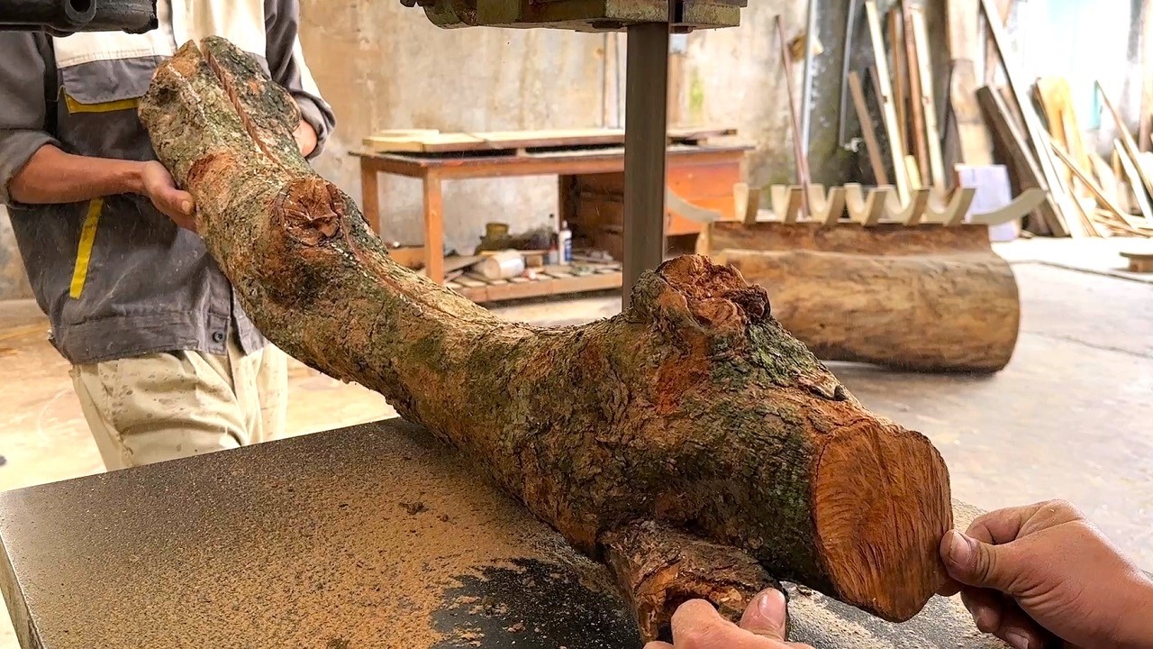 Don't Miss: Make a Stunning Live Edge Coffee Table from a Curved Red Wood Tree Trunk