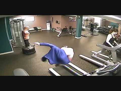 Mann fällt vom Laufband