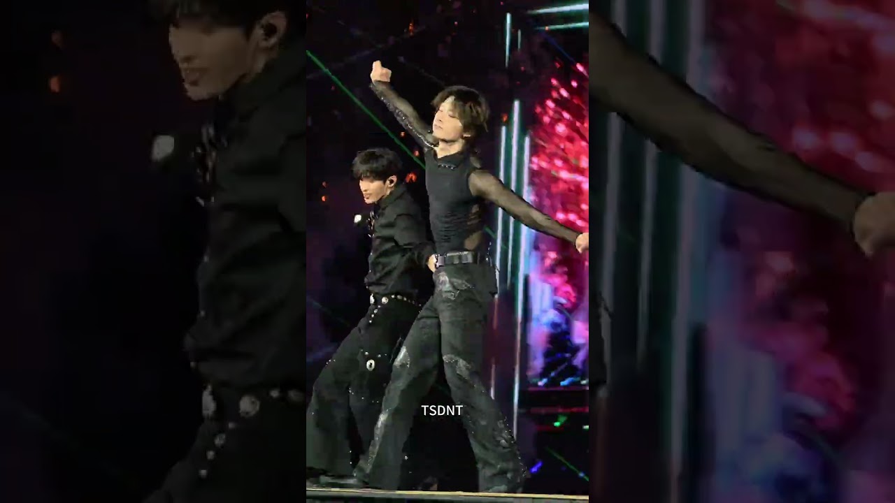 JUN TOOK OFF HIS COAT!!! #jun #junhui #wenjunhui #moonjunhui #seventeenjun #seventeen #svt #fyp