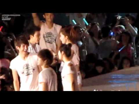 FANCAM | 100821 SMTown LIVE ~ Donghae & Yoona during ending