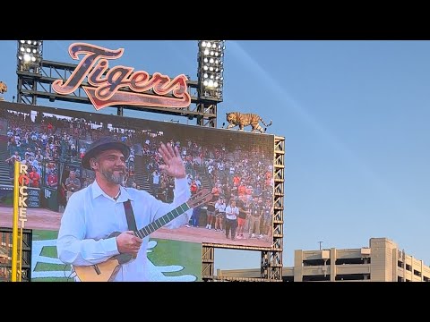 Jorge Glem interpretando el Himno de EE.UU. con Cuatro Venezolano en el Comerica Park | @Tigers