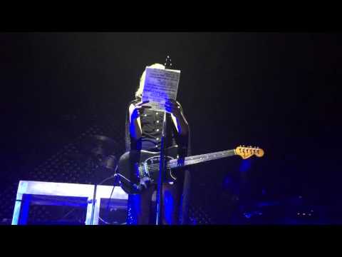 Metric se pronuncia por París