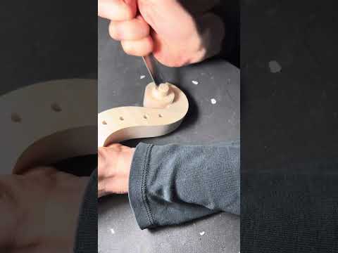 making a violin scroll by Marianne Jost ￼