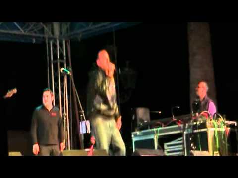 TERRON FABIO ENTRA DURANTE IL CONCERTO DI ROY PACI (CINISI 09/05/2011)