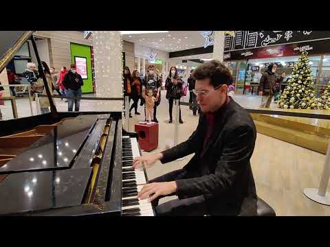 The longest piano medley of Christmas Songs ever??? – Thomas Krüger in Shopping Mall