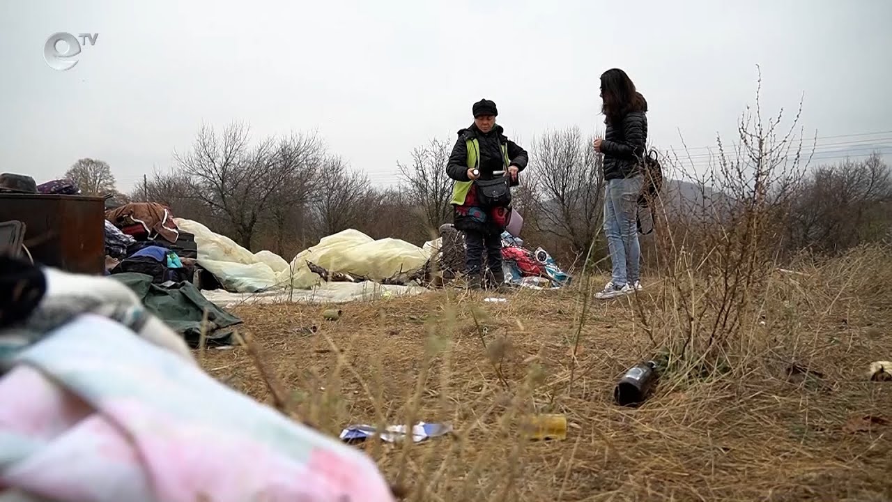 Възрастна жена нощува на поляна под открито небе край село Гняздово