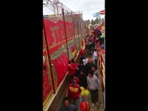 "Sarmiento Chaco La Gloriosa 22 entrando a la cancha" Barra: La Gloriosa 22 • Club: Sarmiento de Resistencia