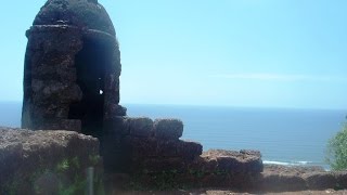 preview picture of video 'Chapora Fort or Dil Chahta Hai Fort - Goa Tourism Video'