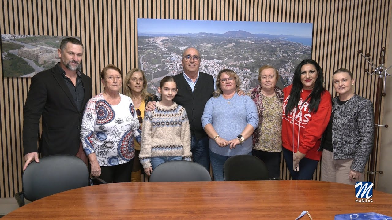 El ayuntamiento recibe a la autora de la postal navideña municipal