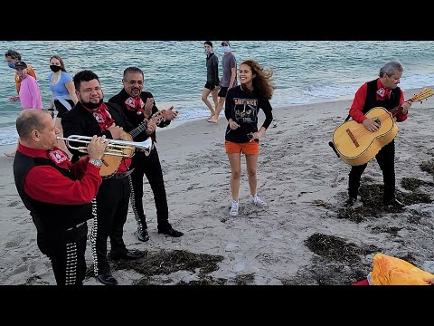 OMG! Random Girl with Amazing Voice Sings with Mariachi Band on Miami Beach, Florida