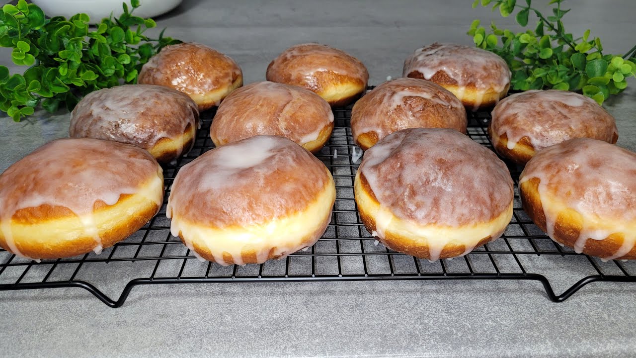 Mięciutkie i puszyste pączki na ostatnią chwilę. Najlepszy przepis na domowe pączki