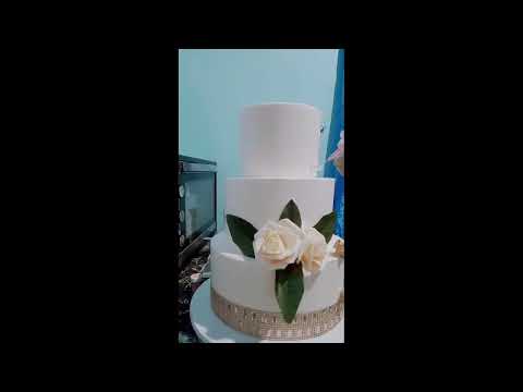 3 tier wedding cake😍