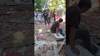 Download lagu DETIK-DETIK GEMPA MAGNITUDO 7,6 GUNCANG SULAWESIUTARA mp3