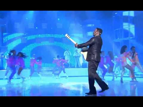 Anthony Santos cantando en los premios Soberanos