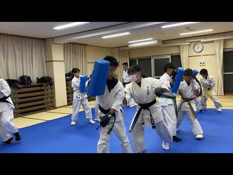 サイドに入っての上段蹴り