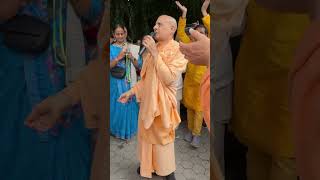 Dancing kirtan by HH Radhanath Swami maharaj #radhanathswami #radhanath #maharaj #harekrishnabliss