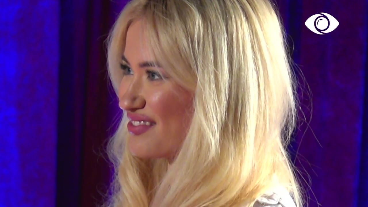 Dea fton banorët të pikturojnë në telajo