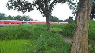 preview picture of video 'New Delhi Howrah LHB  Poorva Express running Horribly Late'