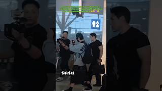 Download lagu Jungkook carrying TWO 📸, taking pics of reporters & ARMY🤗 mp3