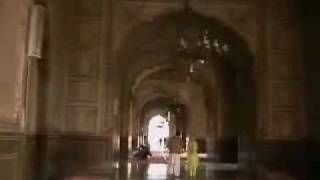 preview picture of video 'Ghourghushti lads at BADSHAHI MASJID lahore.'