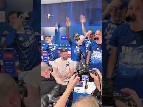 🥳 Les joueurs de Schalke 04 débarquent en conférence de presse pour fêter la montée en Bundesliga !