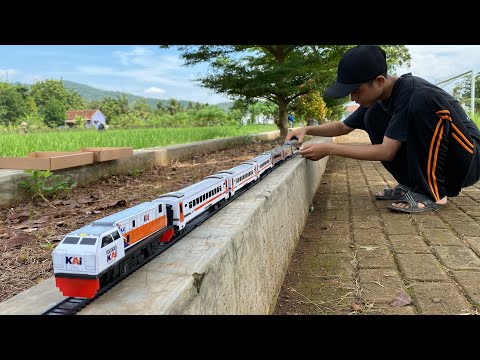 EXCITING EXPERIMENT!! The king of the Train Kobong cc203 carries 8 carriages on a 500-meter strai...