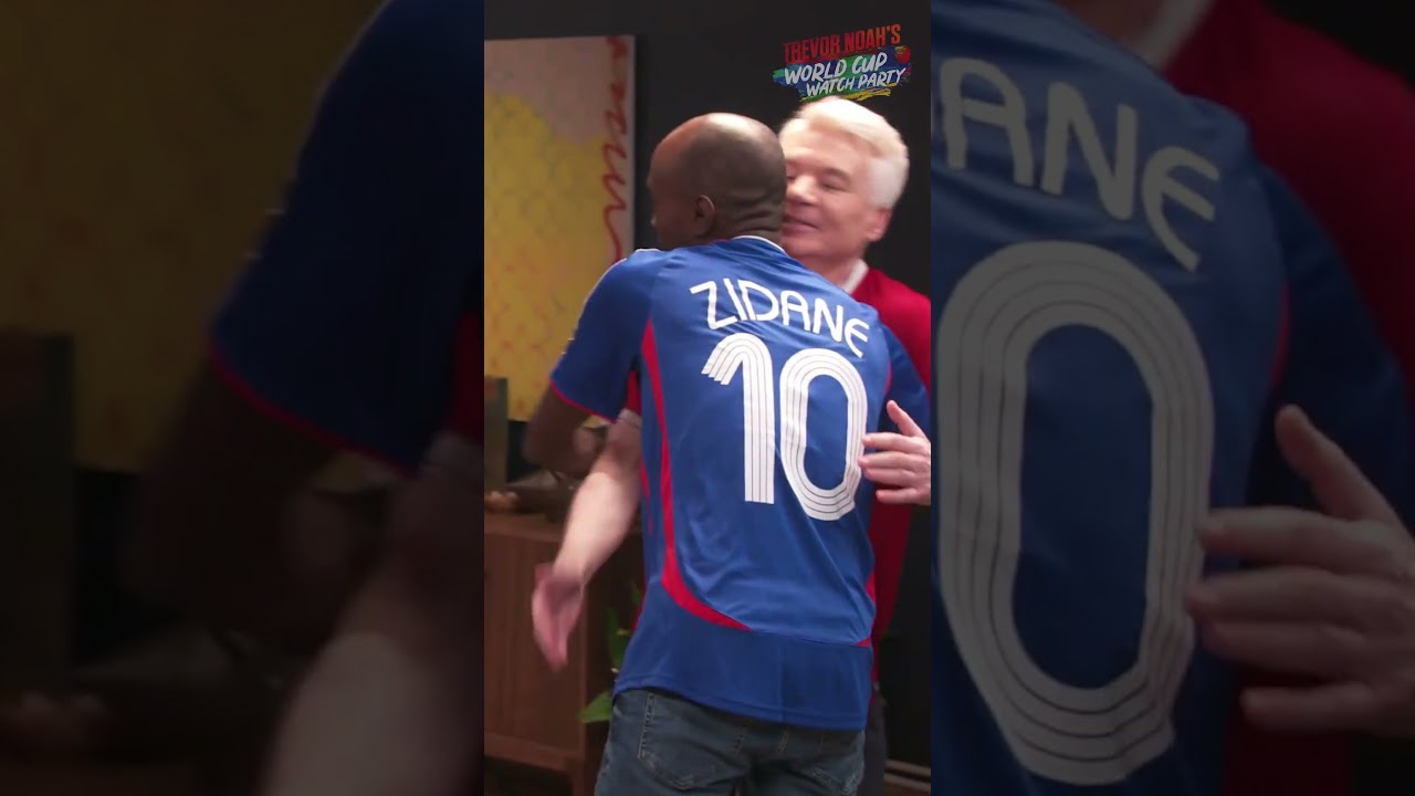 Ladies and gentlemen... Mike Myers has arrived. 🙌 #WorldCup #France #Senegal