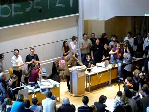 Präsident der Uni Passau in besetztem Audimax