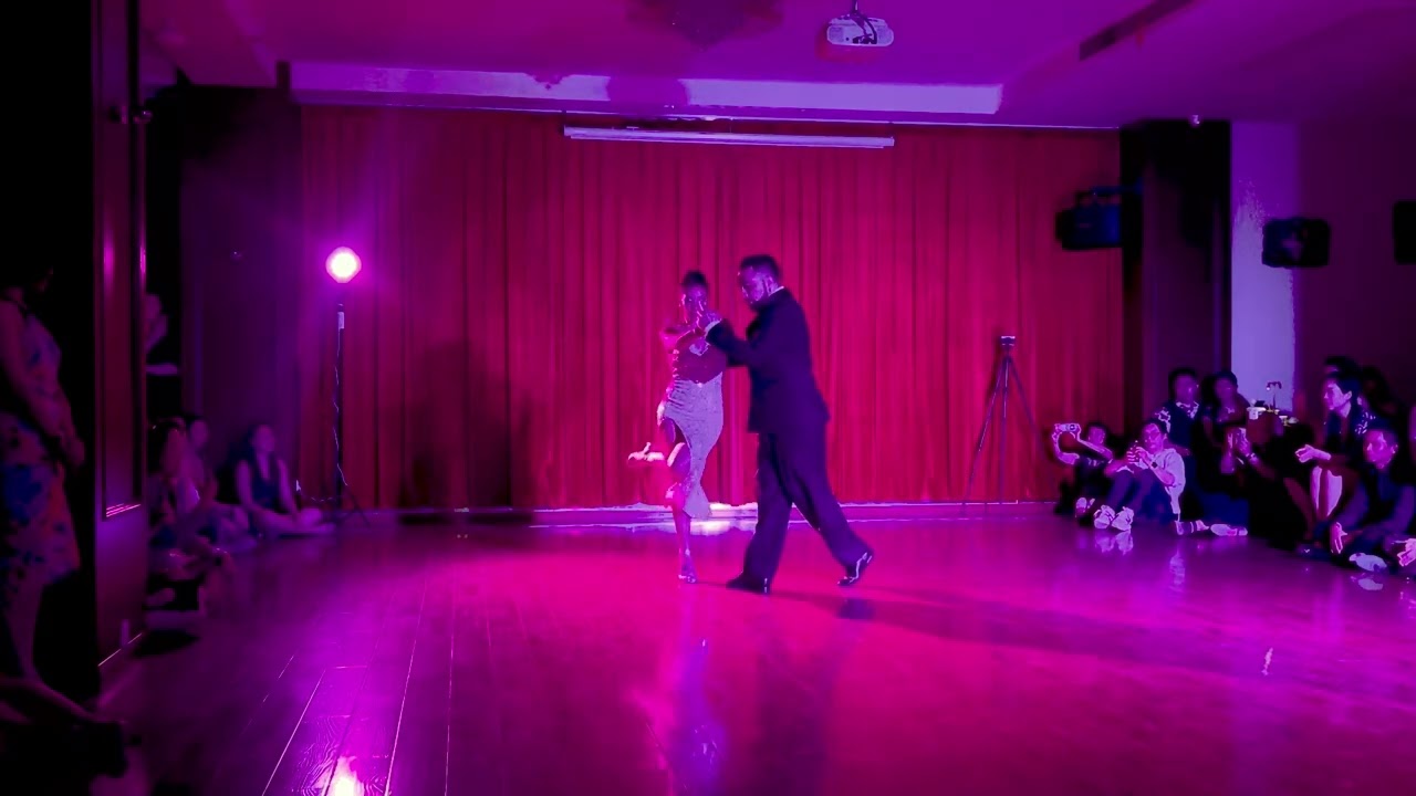 Jonathan Saavedra y Clarisa Aragon - Pof Pof at Shanghai