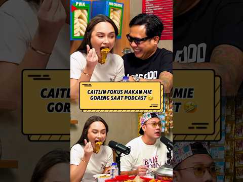 Caitlin fokus makan mie goreng saat podcast‼️🤣
