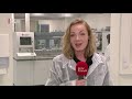 Hugo de Jonge bezoekt corona-lab in Overvecht, waar ze staan te springen om tests  [RTV Utrecht]
