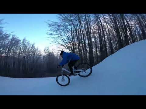 WOLFBOTTS - Hill Bombing on the SNOW