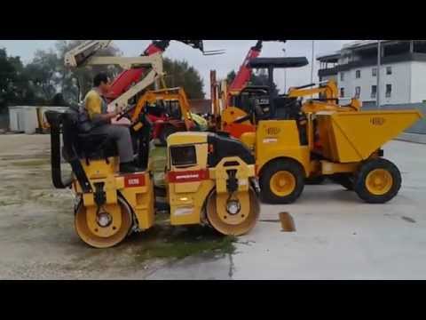 La faccia stringente fa i bagagli con banana Un occhio al bambino di un occhio si è gonfiato