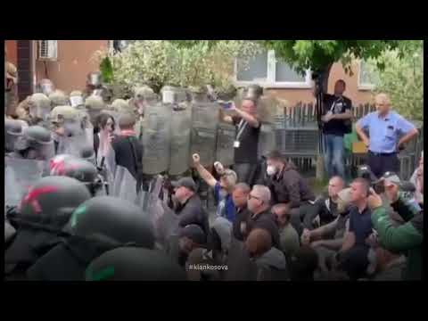 Protestuesit ulen në tokë në Zveçan - 29.05.2023 - Klan Kosova