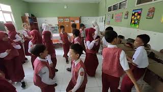 Download lagu Jeda hari ke 2:Tema Kearifan Lokal,gerak & lagu 'Sabilulungan' Kelas 4A SDN 198 Mekarjaya mp3 Download lagu Jeda hari ke 2:Tema Kearifan Lokal,gerak & lagu 'Sabilulungan' Kelas 4A SDN 198 Mekarjaya mp3