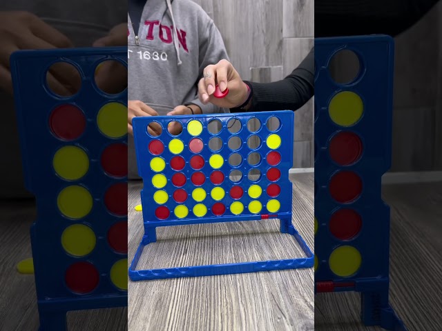 Vídeo relacionado con APOMOONS Connecta 4 juego de madera, Clásico juego Conecta 4 de estrategia para niños adultos, Ponga 4 fichas del mismo color en una fila, Juegos de viaje Juegos de mesa familiares Juguetes de regalo