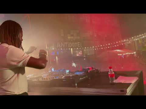 Philou Louzolo Playing "Magic System - 1er Gaou" (Couleur Festival)